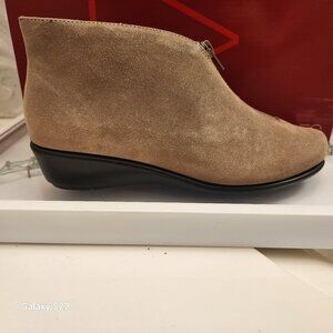 Aerosoles "Allowance" Tan Suede Wedge Booties. NIB. Size 8.5